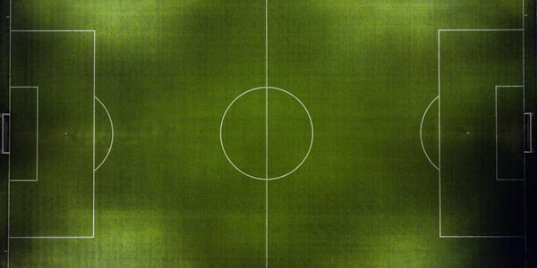 网球运动员在红土场上奋力击球的瞬间